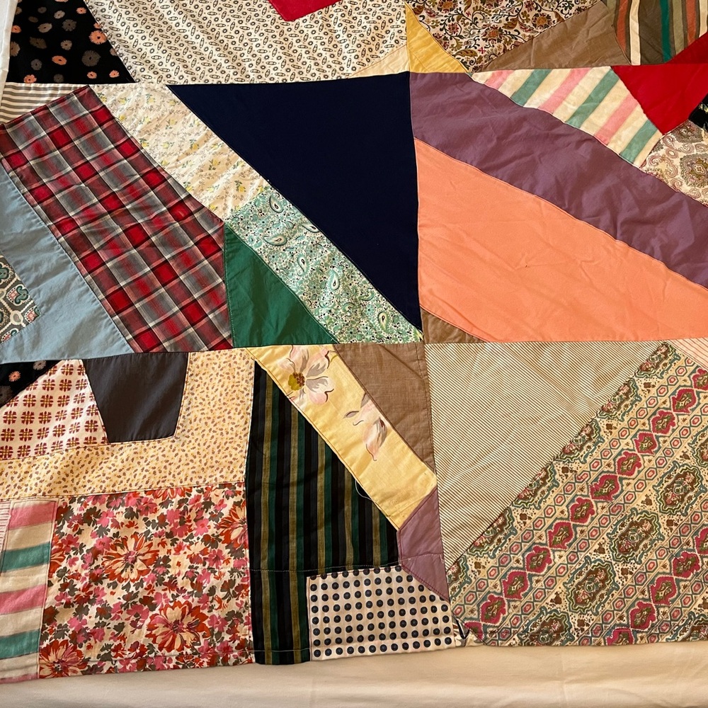 Patchwork Quilt with Multicolor Design - Picture 6 of 16